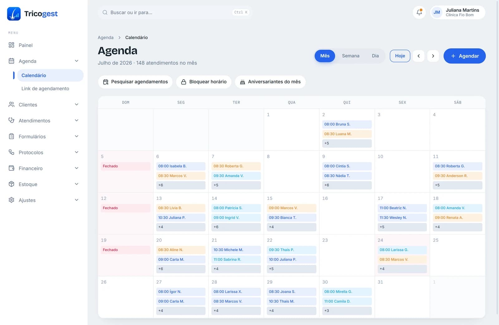 Agenda do Tricogest: calendário do mês com os atendimentos marcados, busca de clientes e menu lateral do sistema